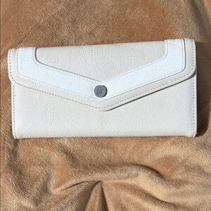 Grace Adele Cream Women's Wallet nwot tiny flaw